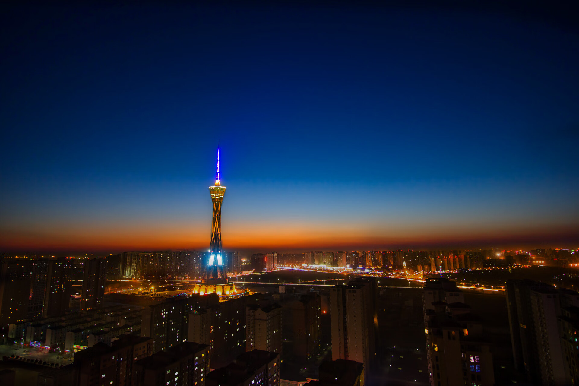 “极限越野：泥泞、冰雪、沙尘的终极挑战”，泥泞和冰雪侧滑