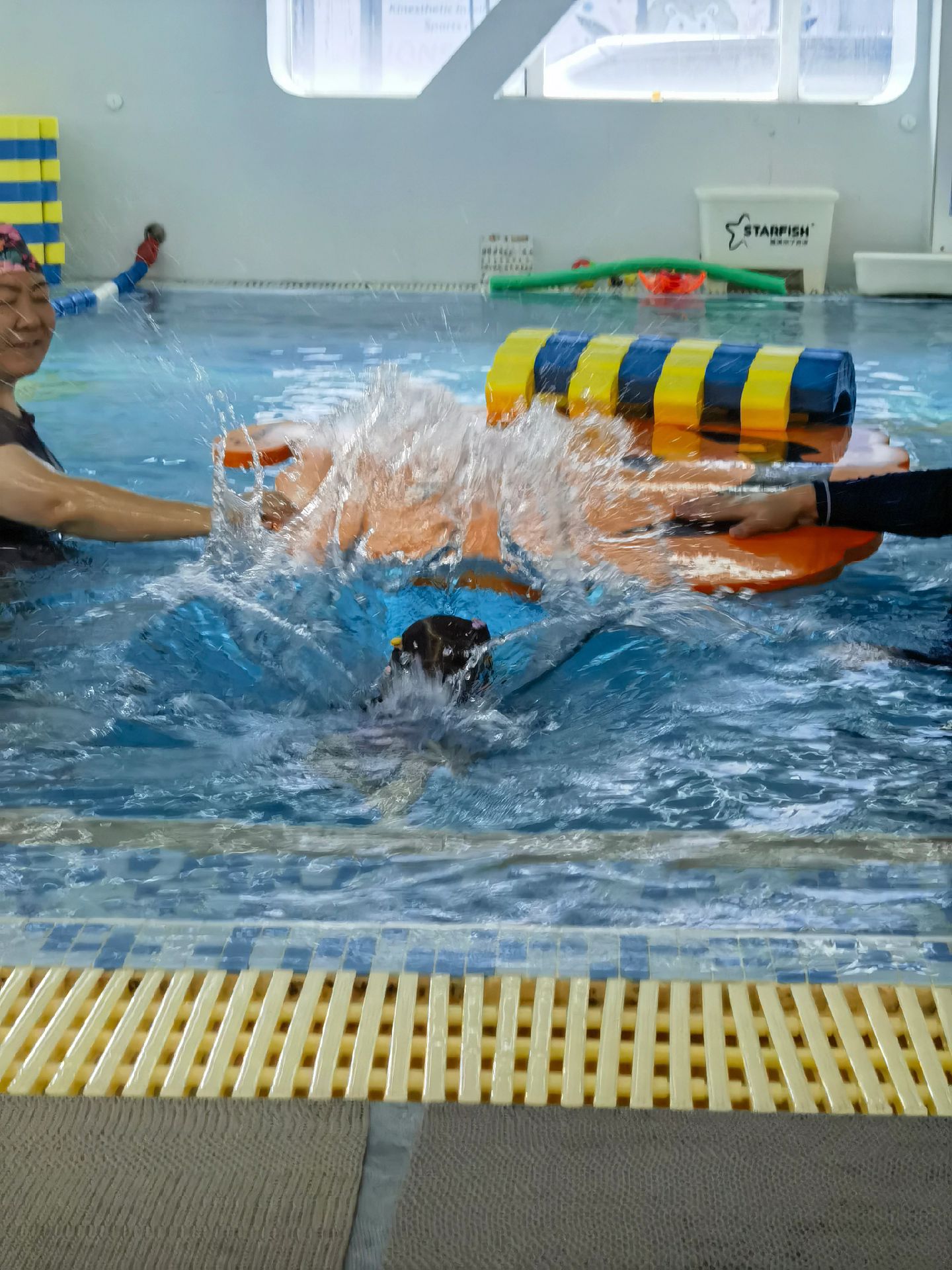 关于爱游戏:国际游泳比赛的背后故事，优秀教练团队的支持的信息